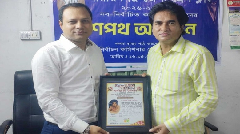 এনামুল হক প্রিন্সকে ‘বর্ণ’ সাহিত্য পত্রের স্মারক শুভেচ্ছা মানপত্র প্রদান...