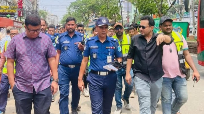 তীব্র যানজটে নাজেহাল নারায়ণগঞ্জ শহর।