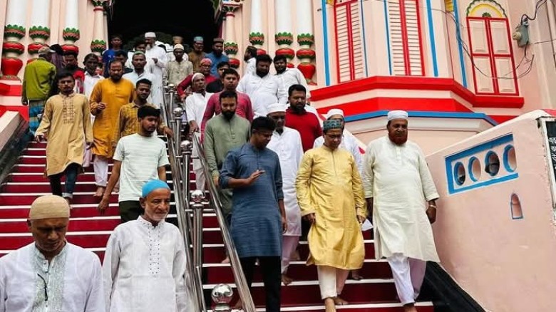 ঐতিহাসিক কদম রসুল দরগাহ পরিদর্শন করলেন ডিসি রায়হান কবির