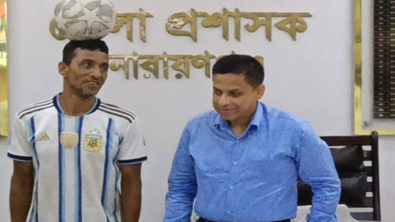গিনেস রেকর্ডধারী “ফুটবল ম্যান” মাসুদ রানার পাশে দাঁড়ালেন ডিস