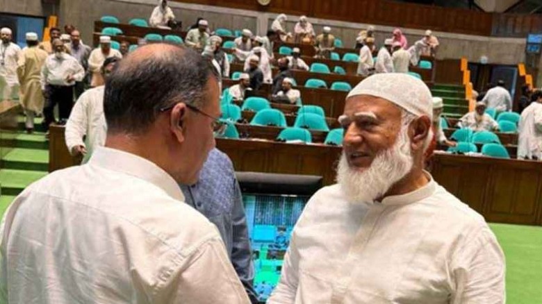 সংসদে তারেক রহমান ও বিরোধীদলীয় নেতা ডা. শফিকুর রহমানের কুশল