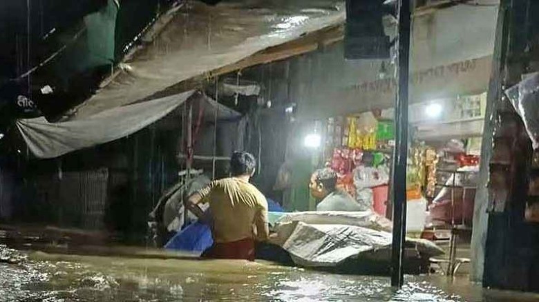 চট্টগ্রাম লণ্ডভণ্ড: সাড়ে ৪ লাখ মানুষ পানিবন্দী, সাতকানিয়ায