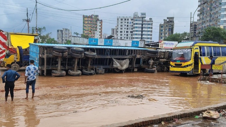 বর্ষায় রাস্তা খোঁড়াখুঁড়ির ‘মরণফাঁদ’: ত্রিমোহনী সড়কে ক্ষুব্ধ 