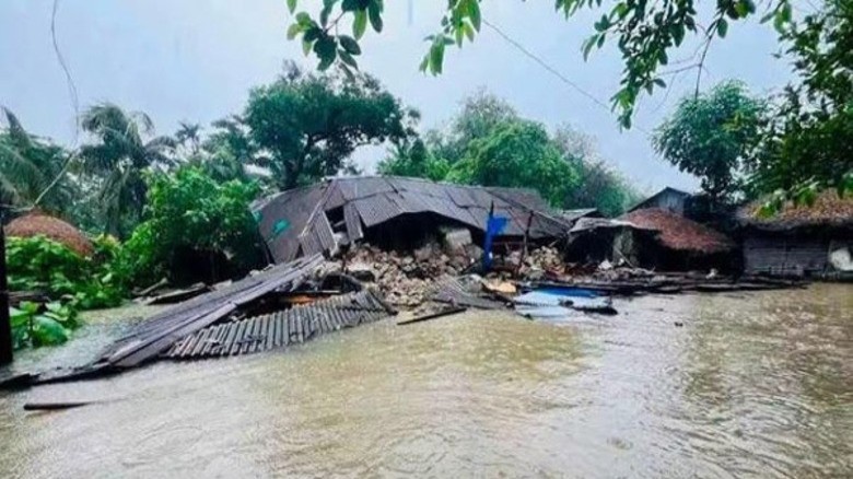 দেশে বন্যা ও পাহাড়ধসে মৃতের সংখ্যা বেড়ে ৫১, ক্ষতিগ্রস্ত ১০ ল