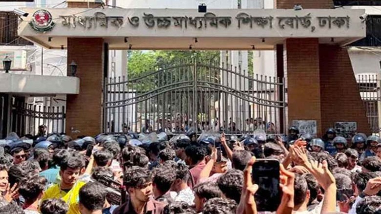 শিক্ষামন্ত্রীর পদত্যাগ দাবিতে সায়েন্সল্যাব অবরোধ...