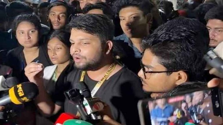 রাত ১০টার মধ্যে শিক্ষামন্ত্রী এহছানুল হক মিলনের পদত্যাগ দাবি
