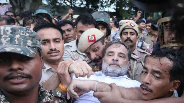 মোদীর বাসভবনের সামনে বিক্ষোভ: রাহুল ও প্রিয়াঙ্কা গান্ধীসহ শ