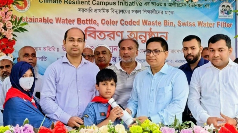 প্লাস্টিক দূষণ কমাতে নারায়ণগঞ্জ সদরে শিক্ষার্থীদের মাঝে পরিব