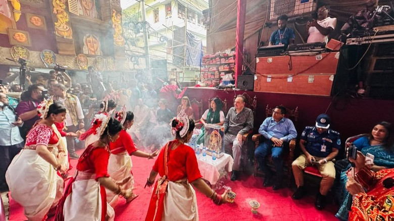নারায়ণগঞ্জের পূজামণ্ডপ পরিদর্শন ও ঐতিহাসিক বোস কেবিনে চা-আড